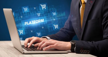 Dizüstü bilgisayarda çalışan iş adamı