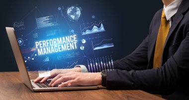 Dizüstü bilgisayar ve iş konsepti üzerinde çalışan iş adamı