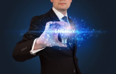 Elinde ampul tutan bir iş adamı.