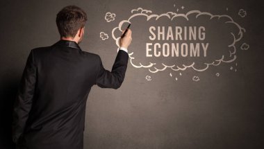 İşadamı yazılı bir bulut çiziyor.