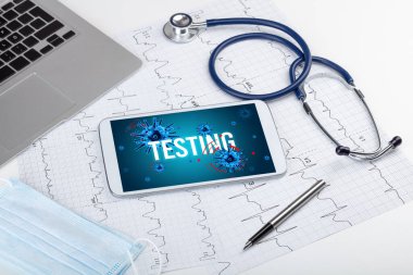 Beyaz yüzeyde tablet pc ve doktor araçları