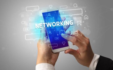 Sosyal medya kavramına sahip akıllı telefon kullanımı