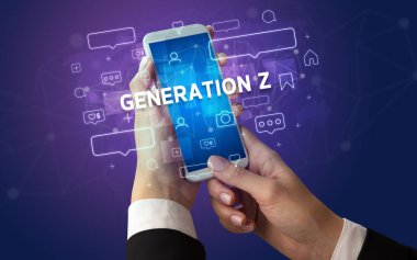 Sosyal medya kavramına sahip akıllı telefon kullanımı