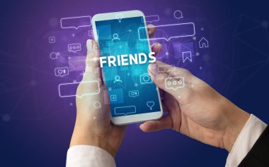 Sosyal medya kavramına sahip akıllı telefon kullanımı