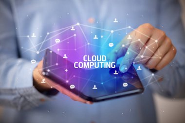 Katlanabilir akıllı telefonu olan bir iş adamı, yeni teknoloji konsepti