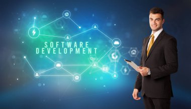 Teknolojiyi düşünen bir iş adamı.