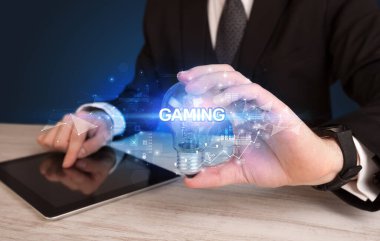 Elinde ampul tutan bir iş adamı.