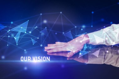 İş adamı dev ekrana dokunuyor