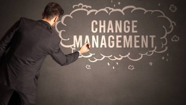 İşadamı yazılı bir bulut çiziyor.