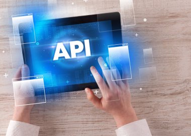 El tutuş tabletinin yakın plan görüntüsü