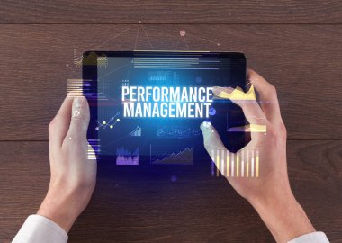 İşletme yazıtlı tableti tutan ellerin yakın çekimi