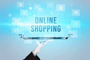 Garson online alışveriş konsepti sunuyor.