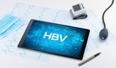 Tıbbi kısaltmalı bir tabletin yakın plan görüntüsü
