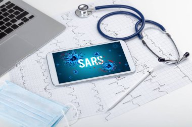 Beyaz yüzeyde tablet pc ve doktor araçları