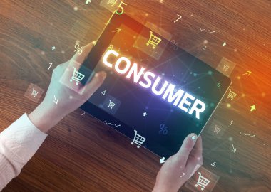 Alışveriş yazısıyla el ele tutuşma tabletinin yakın çekimi