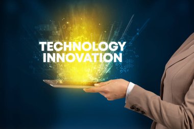 Yazılı dokunmatik ekranın yakın plan görüntüsü