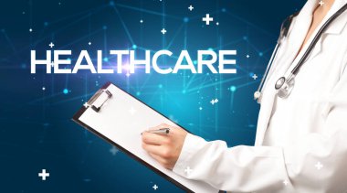 Doktor tıbbi kayıtları dolduruyor.