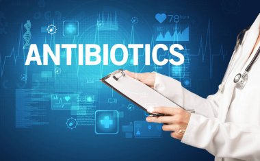 Genç doktor notlar yazıyor.