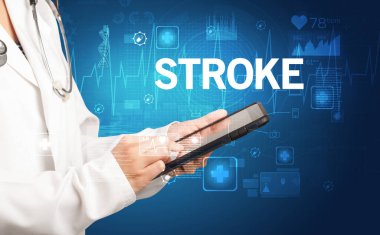 Genç doktor notlar yazıyor.