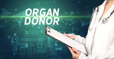 Doktor panoya notlar yazıyor, tıbbi teşhis konsepti.