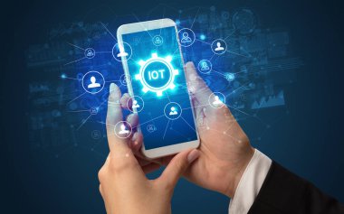Teknoloji kavramına sahip akıllı telefon kullanımı