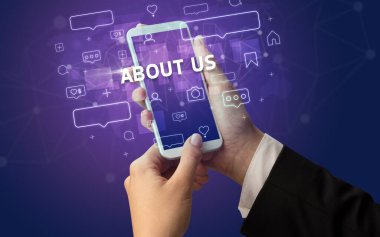 Sosyal medya kavramına sahip akıllı telefon kullanımı