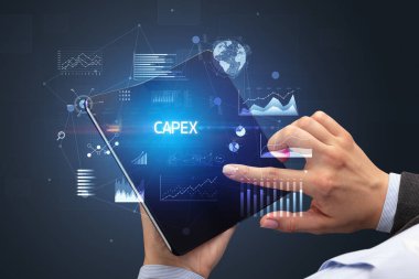 İş adamı katlanabilir bir akıllı telefon tutuyor, iş konsepti