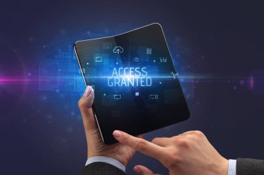 Katlanabilir akıllı telefonu olan bir iş adamı, güvenlik konsepti