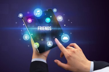 Katlanabilir akıllı telefonu olan bir iş adamı