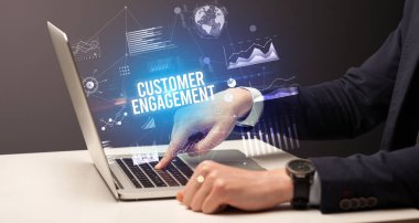 Dizüstü bilgisayar ve iş konsepti üzerinde çalışan iş adamı