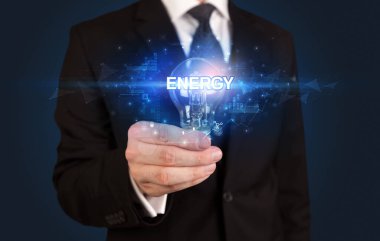 Elinde ampul tutan bir iş adamı.