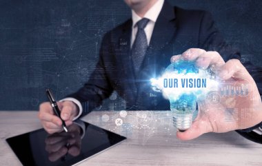 Elinde ampul tutan bir iş adamı, iş konsepti