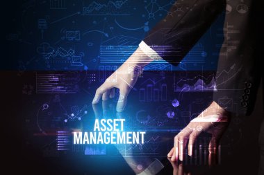 İş adamı dev ekrana dokunuyor