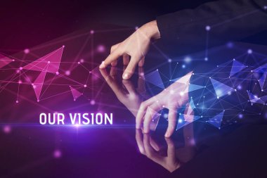 İş adamı dev ekrana dokunuyor