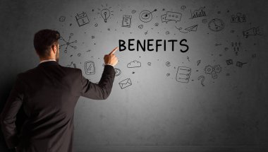 İş adamı yaratıcı bir fikir çiziyor.