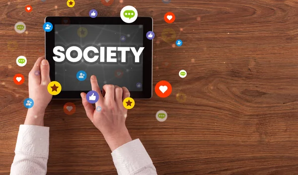 Close-up de um touchscreen, conceito de mídia social — Fotografia de Stock