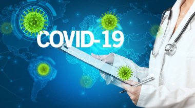 Doktor tıbbi kayıtları dolduruyor.