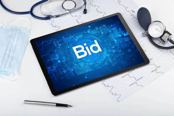 Vista de cerca de una tableta PC con abreviatura médica — Foto de Stock