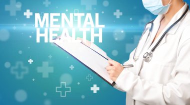 Doktor panoya notlar yazar.