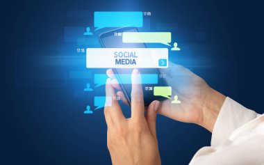 Sosyal medya kavramına sahip akıllı telefon kullanımı