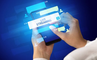 Sosyal medya kavramına sahip akıllı telefon kullanımı