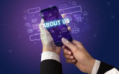 Sosyal medya kavramına sahip akıllı telefon kullanımı
