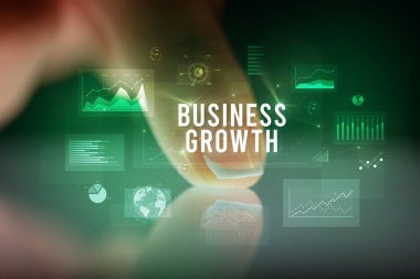 İş grafikleri ve simgeler konseptiyle tablete dokunmak