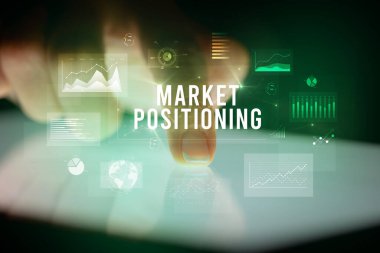 İş grafikleri ve simgeler konseptiyle tablete dokunmak