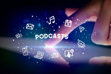 Sosyal medya simgeleri kavramlı parmak dokunuşu tableti