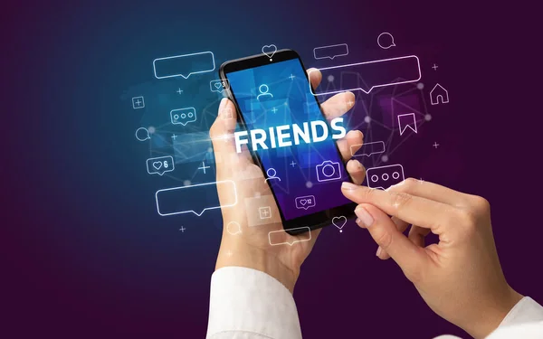 Hand met smartphone met social media concept — Stockfoto