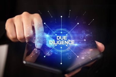 İş adamı katlanabilir bir akıllı telefon tutuyor, yeni iş konsepti