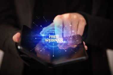 İş adamı katlanabilir bir akıllı telefon tutuyor, yeni iş konsepti