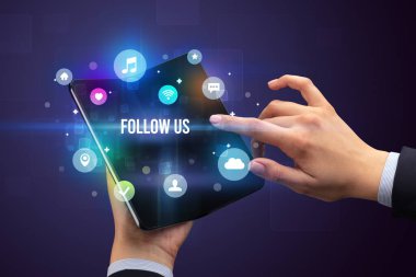 Katlanabilir akıllı telefonu olan bir iş adamı