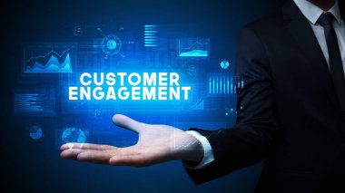 Motivasyon mesajı taşıyan iş adamının eli